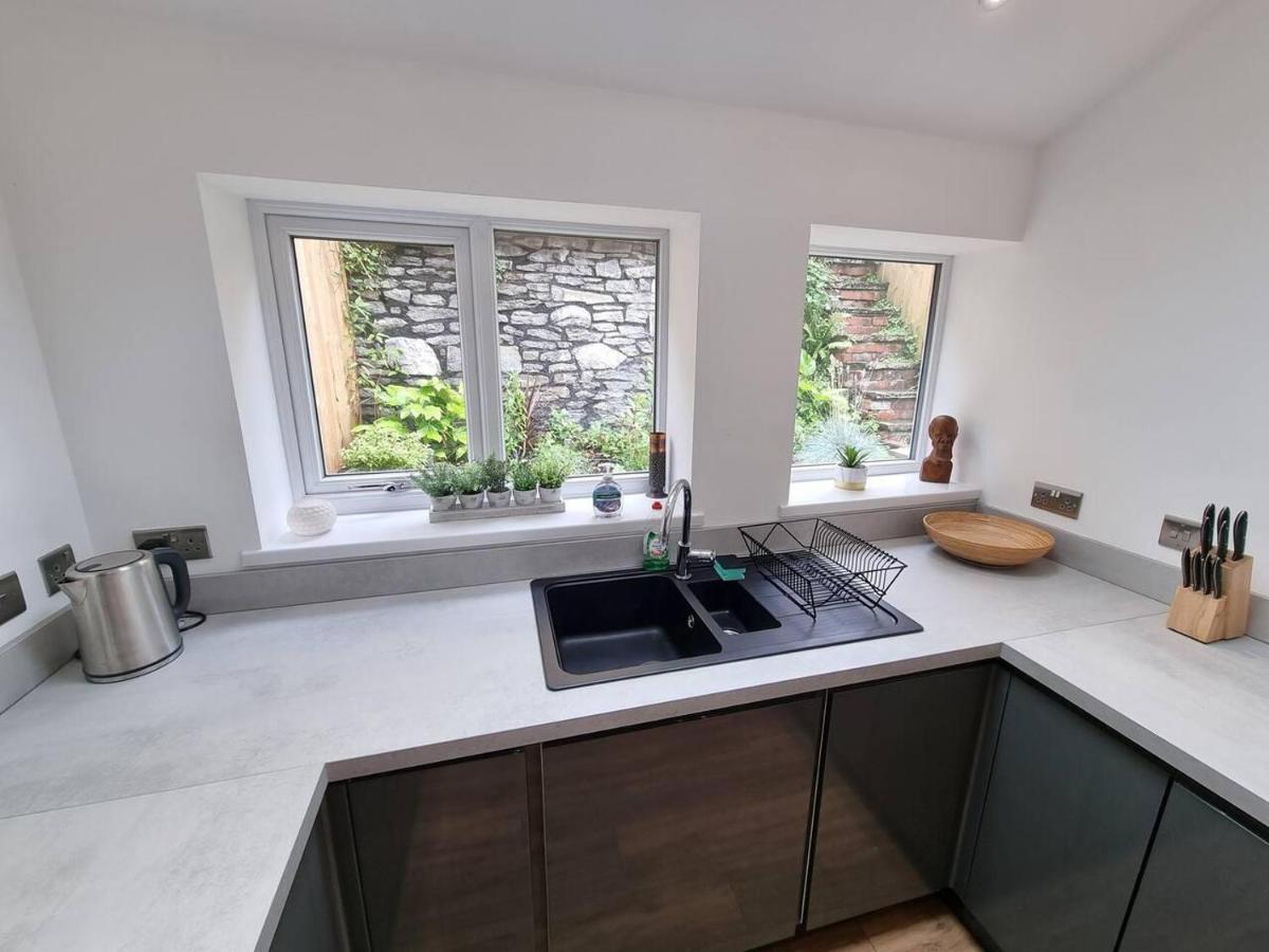 Modern 4-Bedroom Townhouse With Private Garden Abertillery Kültér fotó
