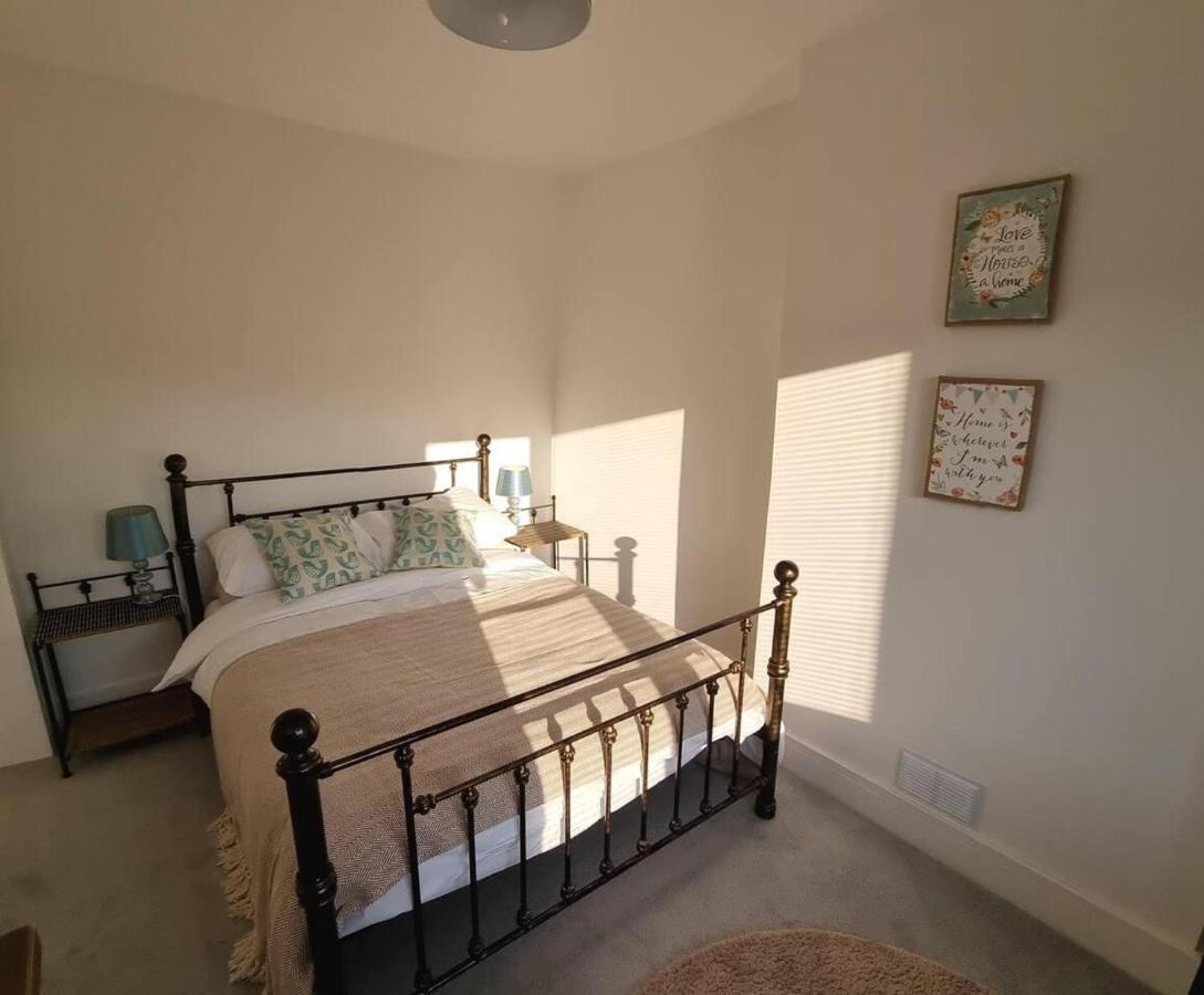 Modern 4-Bedroom Townhouse With Private Garden Abertillery Kültér fotó