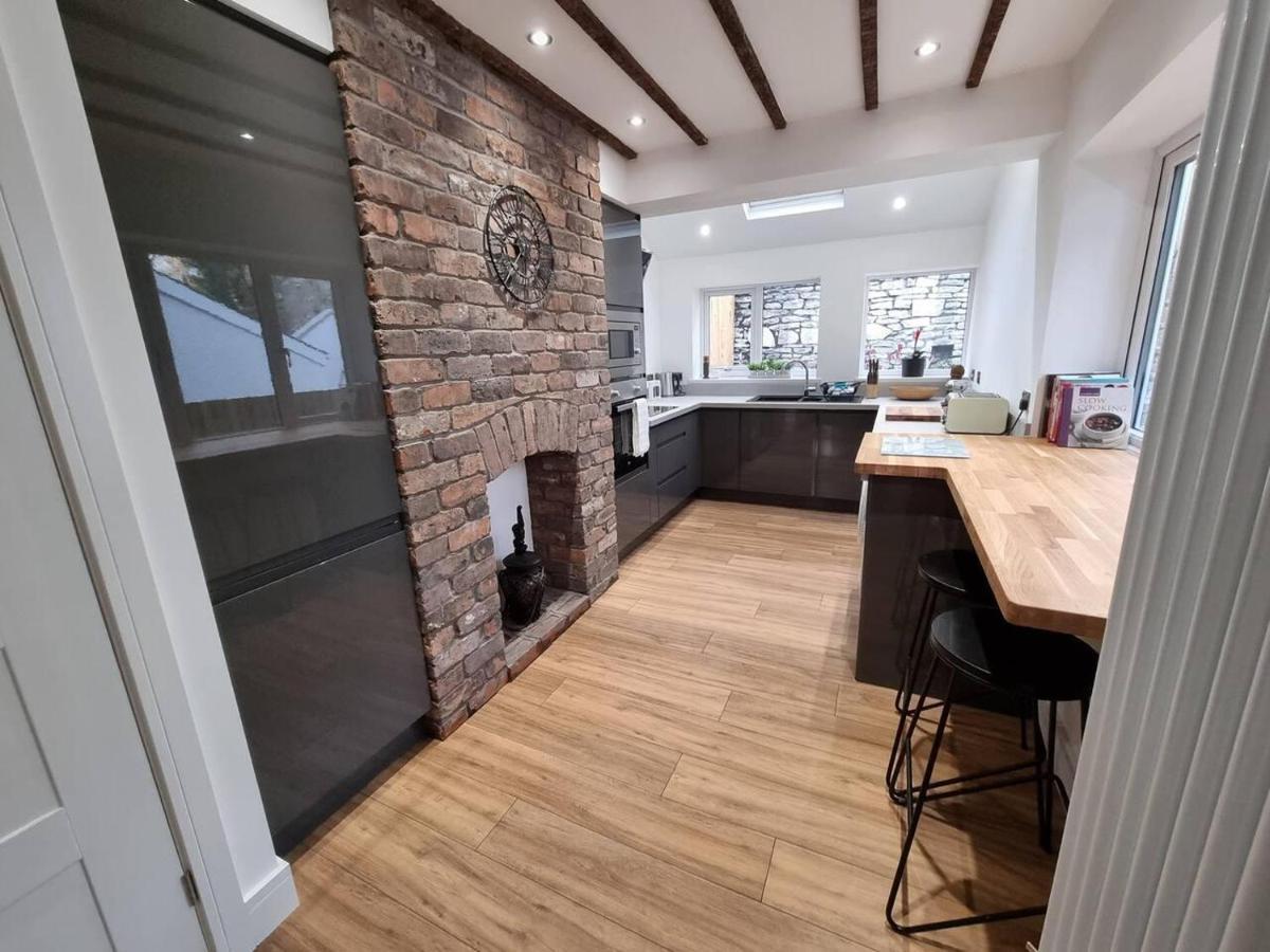 Modern 4-Bedroom Townhouse With Private Garden Abertillery Kültér fotó