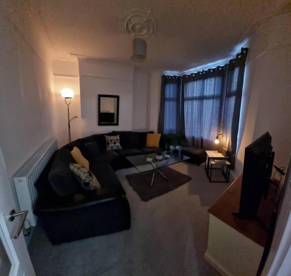 Modern 4-Bedroom Townhouse With Private Garden Abertillery Kültér fotó