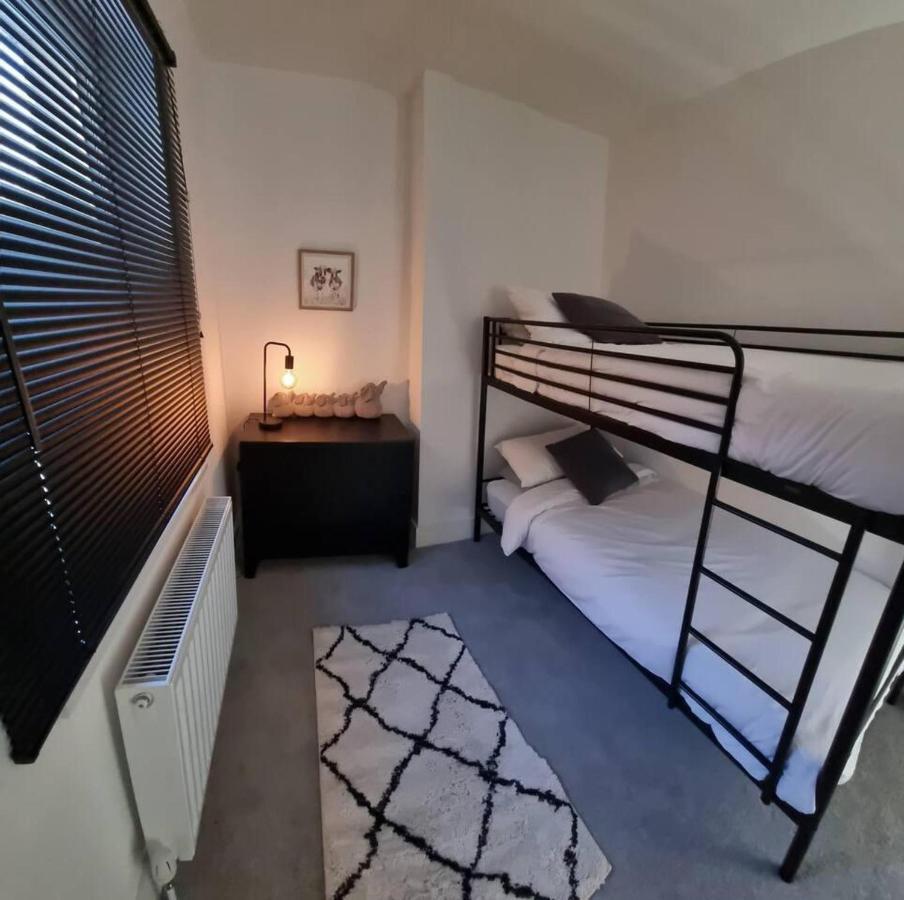 Modern 4-Bedroom Townhouse With Private Garden Abertillery Kültér fotó